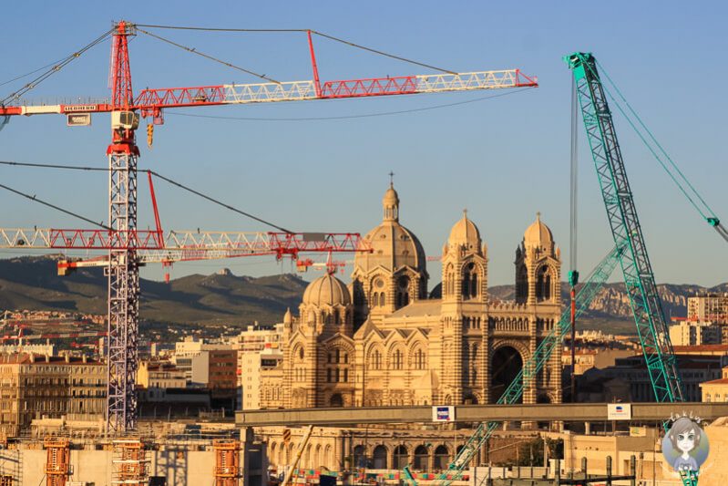 Blick auf die Kathedrale von Marseille bei Sonnenuntergang