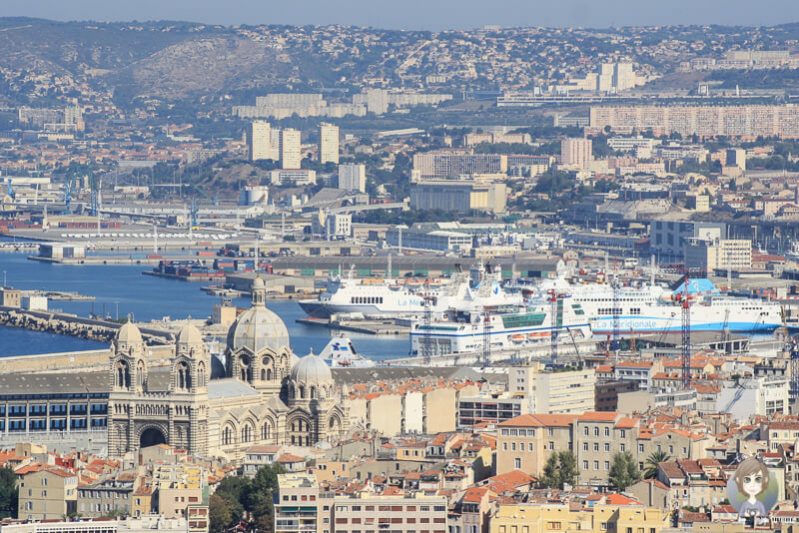 Blick von der Basilika Notre-Dame de la Garde auf den Hafen von Marseille