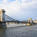 Die Kettenbruecke von Budapest von der Seite Buda aus ist eine der schoensten Budapest Sehenswuerdigkeiten