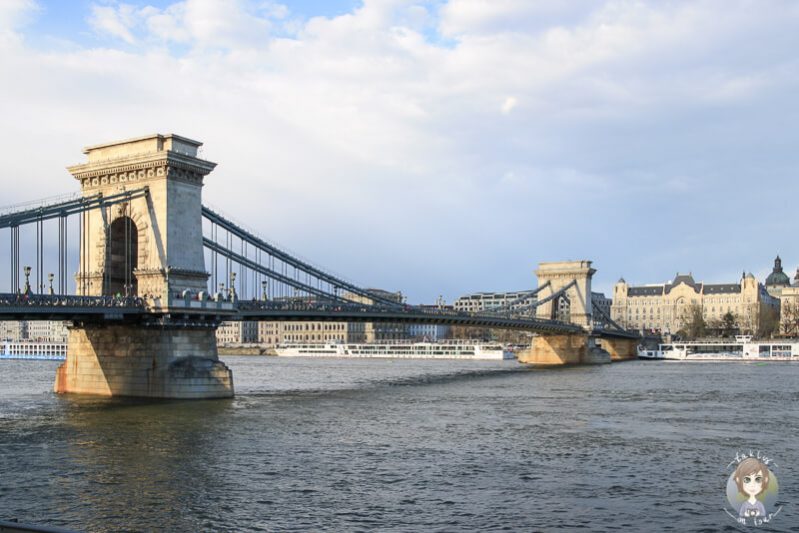 Die Kettenbruecke von Budapest von der Seite Buda aus ist eine der schoensten Budapest Sehenswuerdigkeiten