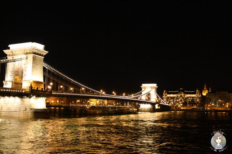 Toller Blick auf die Kettenbruecke bei Nacht