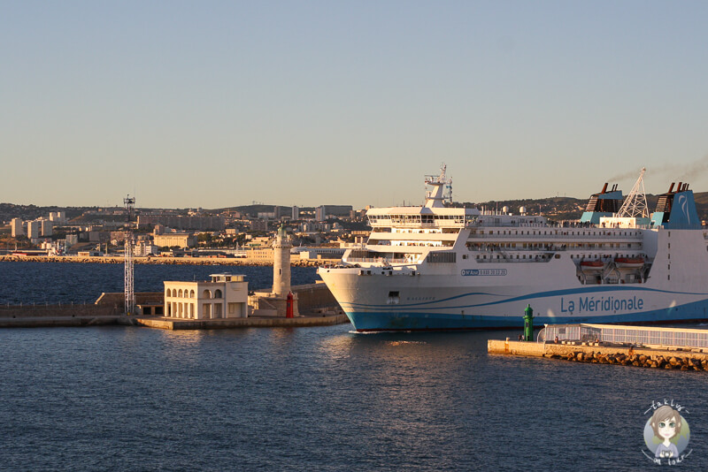 Schiff in Marseille bei der Ausfahrt