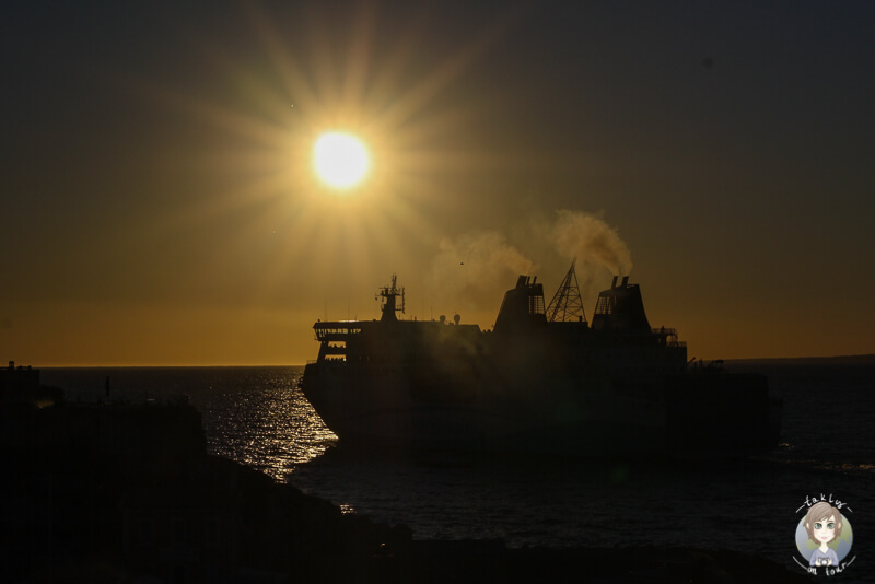 Kreuzfahrtschiff in Marseille bei Sonnenuntergang