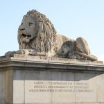 Loewenstatue auf der Kettenbruecke in Budapest