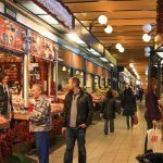 Zahlreiche Staende mit allerlei Leckereien in der Markthalle Budapest