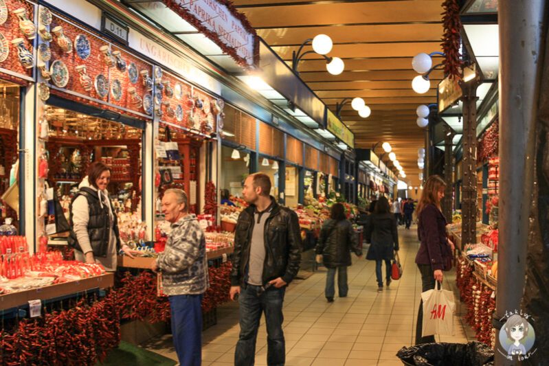 Zahlreiche Staende mit allerlei Leckereien in der Markthalle Budapest