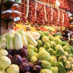 Frisches Obst und Gemuese in der Markthalle Budapest