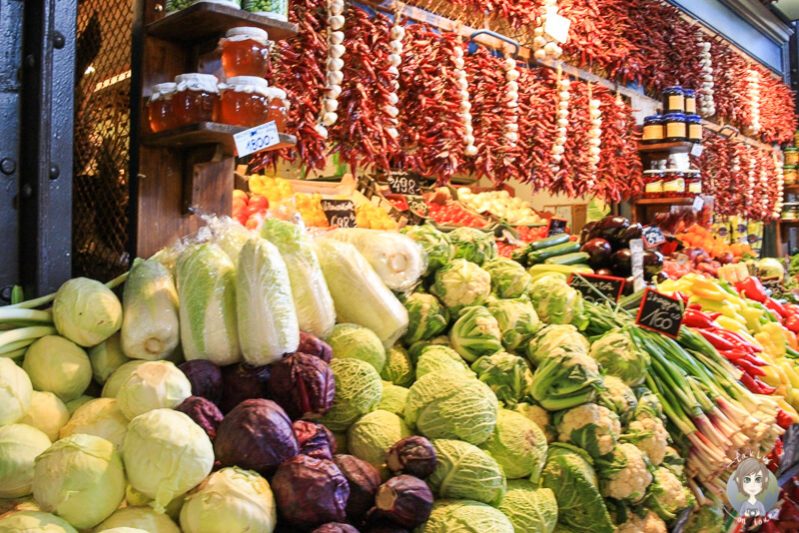 Frisches Obst und Gemuese in der Markthalle Budapest