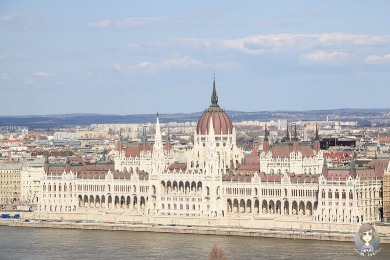 Blick auf das Parlament von der Fischerbastei in Budapest