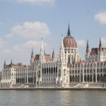 Das Parlamentsgebäude aus der Naehe von der Donau