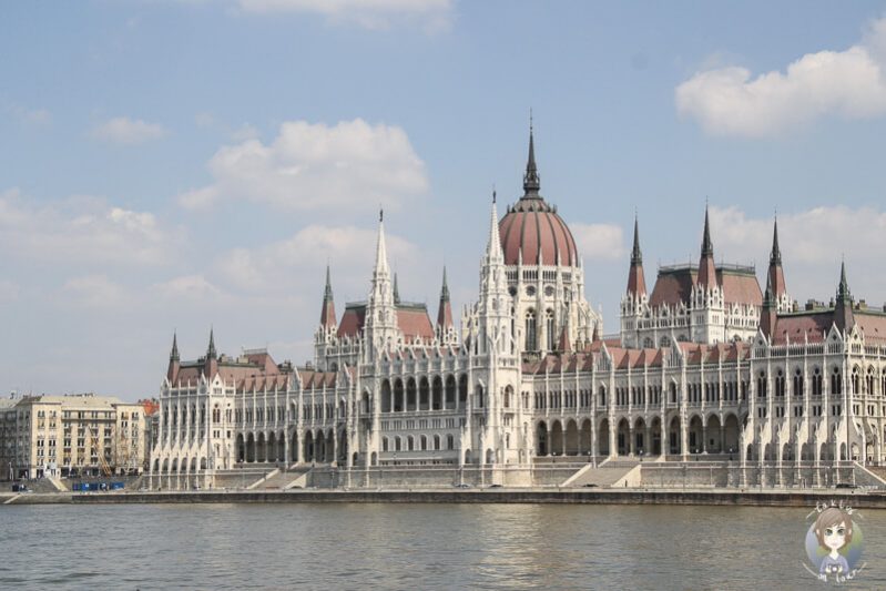 Das Parlamentsgebäude aus der Naehe von der Donau