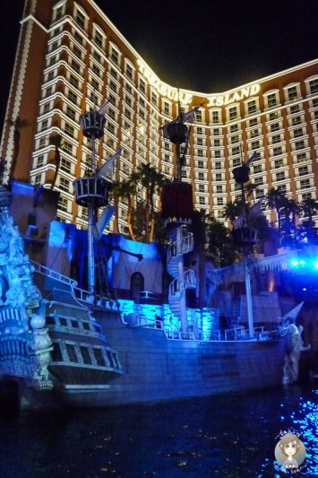 Das Piratenschiff vor dem Hotel Treasure Island in Las Vegas