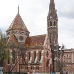 Eine rote Kirche in Buda Budapest