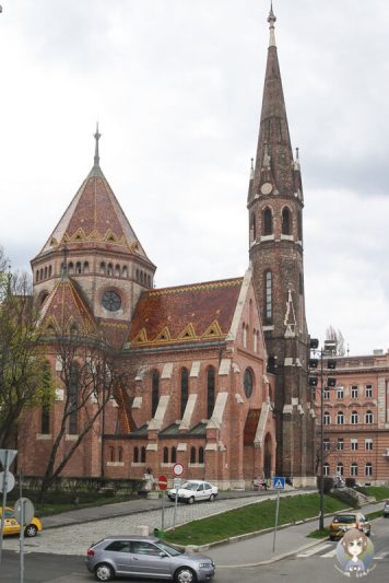 Eine rote Kirche in Buda Budapest