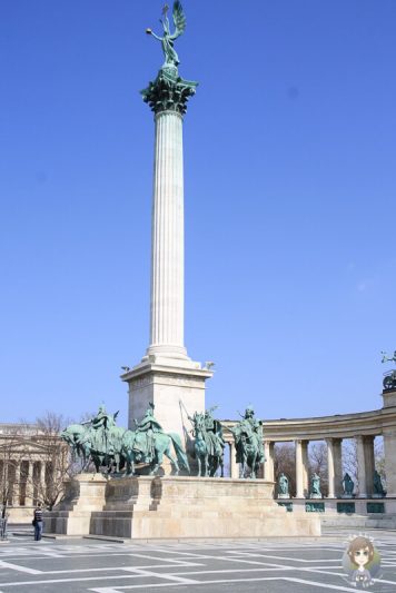 Die Säule auf dem Heldenplatz mit dem Erzengel Gabriel in Budapest