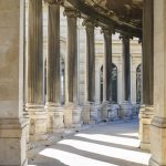 Ein Saeulengang am Palais Longchamp in Marseille