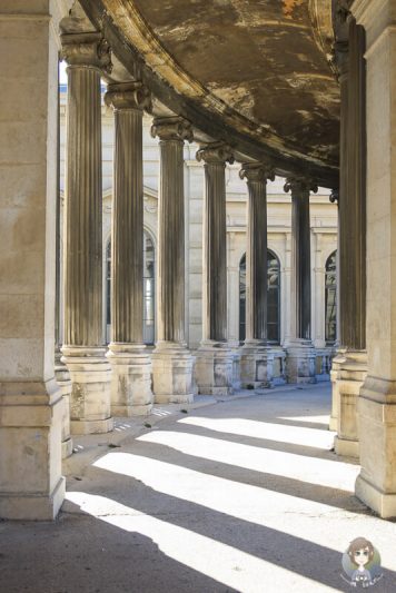 Ein Saeulengang am Palais Longchamp in Marseille
