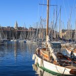 Ein Segelboot im Hafen von Marseille