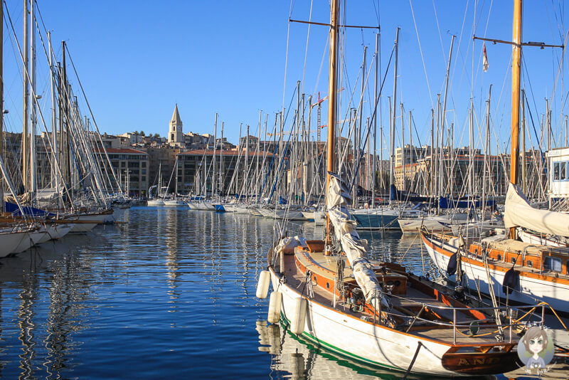 Ein Segelboot im Hafen von Marseille
