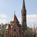 Eine rote Kirche am Donauufer in Budapest