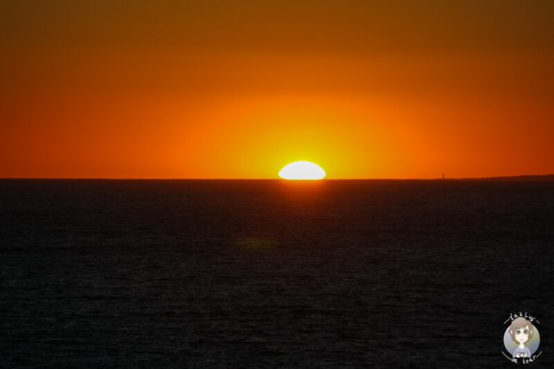 Die Sonne versinkt im Meer in Marseille