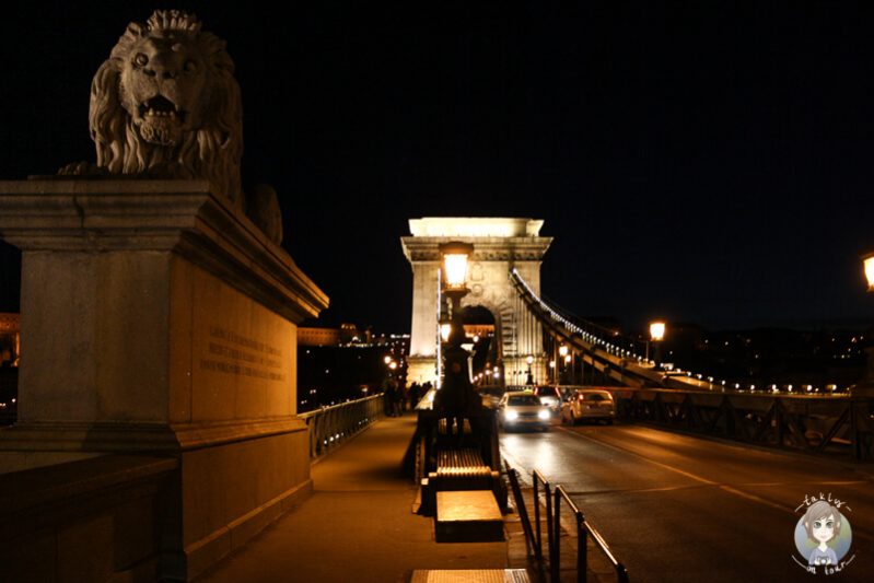Spaziergang über die Kettenbruecke in Budapest bei Nacht