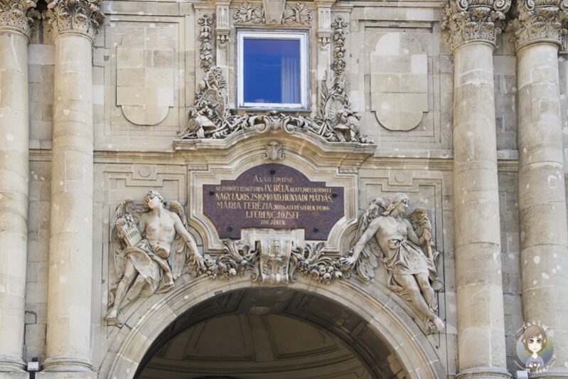 Figuren an den Waenden vom Burgpalast in Budapest