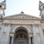 Die Frontseite der St. Stephans Basilika in Budapest