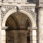 Ein Torbogen der Oper in Budapest