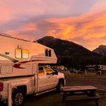 Truck Camper bei Sonnenaufgang auf einem Campingplatz unterwegs als Frau alleine in Kanada