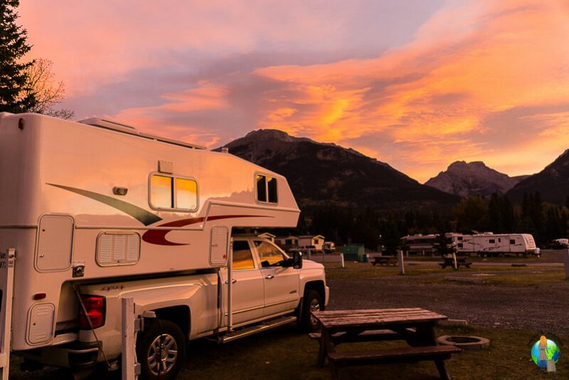 Truck Camper bei Sonnenaufgang auf einem Campingplatz unterwegs als Frau alleine in Kanada
