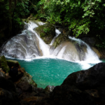 Der Oke Nang Phee Sue-Wasserfall im Erawan Nationalpark nahe Kanchanaburi in Thailand