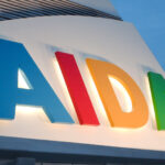 Abendlich beleuchtetes Logo der AIDAaura