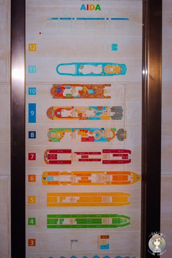 Blick auf den Deckplan der AIDAaura im Mittelmeer