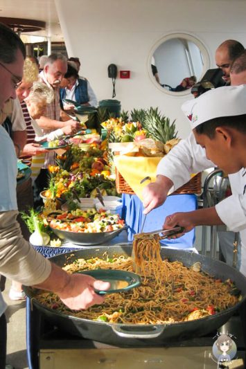 Leckeres Buffet an Deck auf der AIDA im Mittelmeer am Seetag