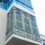 Blaue Fensterlaeden an den Fenstern und Tueren in Sidi Bou Said in Tunis