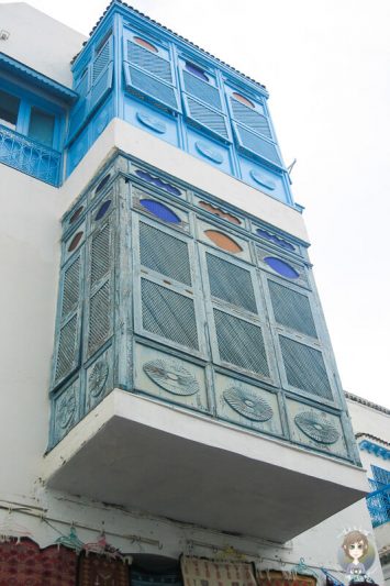Blaue Fensterlaeden an den Fenstern und Tueren in Sidi Bou Said in Tunis