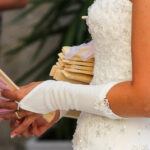 Fächer werden auf der Hochzeit verteilt
