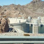 Blick aus dem Autofenster auf den Hoover Dam