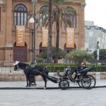 Eine Kutsche vor dem Theater in Palermo