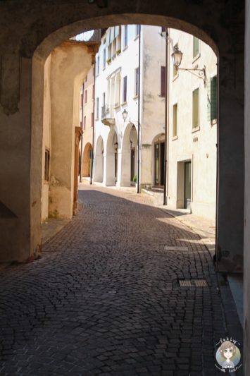 Schoener Blick in eine Gasse in Conegliano