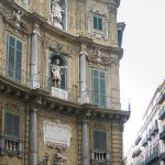 Ein Gebaeude an der Piazza Quattro Canti in Palermo