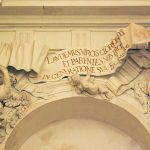 Spruch und Engel in der St. Agostino Kirche Palermo Italien