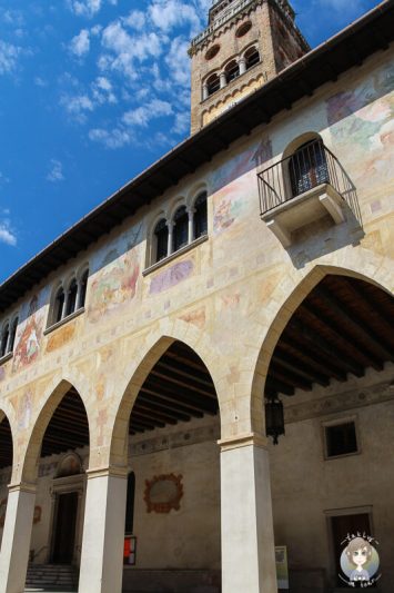 Blick auf die Scuola dei Battuti, ein bemaltes Gebaeude in der Innenstadt von Conegliano