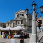 Staende auf dem Platz vor dem Theater in Conegliano