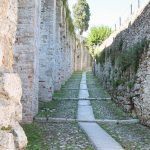 Schmaler, steiler Pfad hinauf zum Castillo de Conegliano