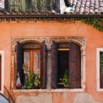 Die Fenster eines bunten Hauses in venedig