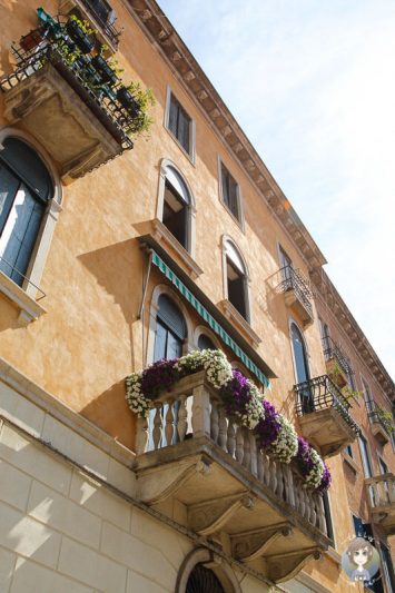 Eine Hausfront in Venedig