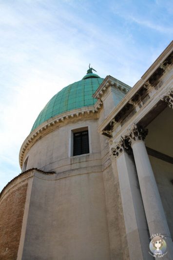 Blick an der Kirche San Simeone Piccolo hinauf