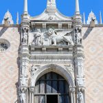Fenster vom Dogenpalast in Venedig